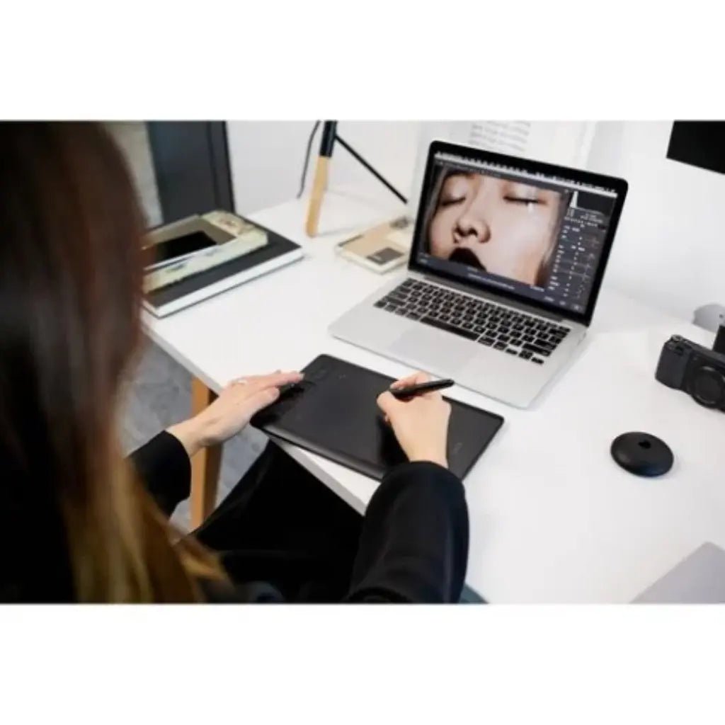 Wacom Intuos Pro PTH-460 Small Creative Pen Tablet with Wacom Pro Pen 2 - Professional Graphic Drawing Tablet